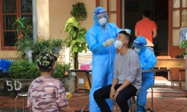Lấy mẫu xét nghiệm cho người dân tỉnh Bắc Ninh