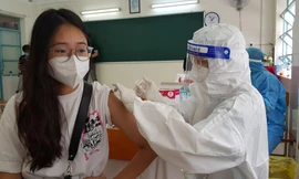 Tiêm vắc xin phòng COVID-19 cho học sinh TPHCM. Ảnh: Vân Sơn