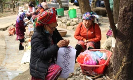 Người dân Sin Suối Hồ bán đồ thổ cẩm ở chợ