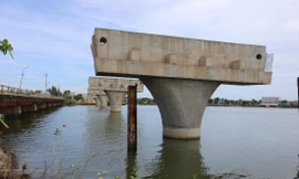 Dự án cầu Tam Giang thi công hơn 4 năm chỉ được 4 trụ bê tông khiến người dân bức xúc