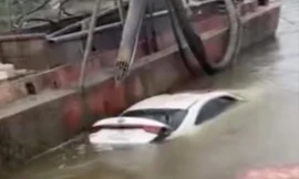 Nghi án đẩy ô tô xuống sông để đánh lạc hướng chủ nợ