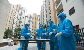 Các y bác sĩ làm nhiệm vụ thu dung, điều trị tại Bệnh viện dã chiến số 6 trên địa bàn Thành phố Thủ Đức. Ảnh: Khắc Linh