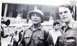 Chính ủy Bùi Văn Tùng với phóng viên nước ngoài tại sân dinh Độc Lập trưa ngày 30/4/1975 (Ảnh: Tư liệu) 
