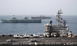 Tàu sân bay Anh Queen Elizabeth, tàu sân bay Mỹ USS Ronald Reagan và tàu tấn công đổ bộ USS Iwo Jima phối hợp trên Vịnh Aden ngày 12/7Ảnh: US Navy