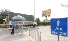 “Luồng xanh” dành cho phương tiện vào Hà Nội nhưng rất ít xe được lưu thông qua Ảnh: anh Trọng