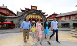 Vào những ngày cuối tuần lượng khách du lịch đến Quảng Ninh tăng dần Ảnh: H.D