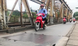 Mặt đường bộ cầu Long Biên đang bị thủng, phải đậy tấm thép