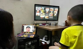 Phải ở nhà quá nhiều ngày, hạn chế tiếp xúc sẽ ảnh hưởng sự phát triển toàn diện của trẻ mầm non. Ảnh: Như Ý 