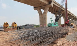 Giá thép đã giảm từ 10 đến 15% so với tháng 5/2021 nhưng các doanh nghiệp xây dựng trong nước đang phải mua với giá cao 