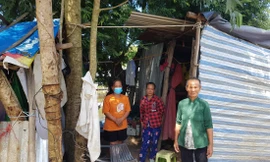 Bà Hạnh (bìa phải) mẹ ruột của Khởi kể về đứa con Ảnh: Nhật Huy