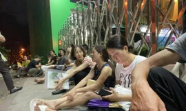 Phụ huynh vạ vật xếp hàng xuyên đêm nộp hồ sơ vào Trường THPT Phan Huy Chú ảnh: phụ huynh cung cấp