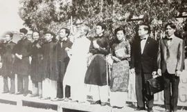 Thục trưởng Lương Văn Can (mặc áo dài trắng đứng giữa) cùng các giáo viên trường Đông Kinh Nghĩa Thục. Ảnh tư liệu do ông Lương Tiến cung cấp. 