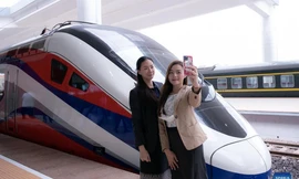 Tàu cao tốc Lane Xang chạy thử hôm 16/10. Ảnh: Xinhua