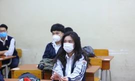 Học sinh lớp 12 ở Hà Nội tới trường học trực tiếp ở giai đoạn gần cuối học kỳ I Ảnh: Trọng Tài