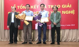 Nhà thơ Nguyễn Quang Thiều, Chủ tịch Hội Nhà văn Việt Nam và nhà thơ Hữu Thỉnh, nguyên Chủ tịch Hội Nhà văn Việt Nam, Chủ tịch Hội đồng chung khảo trao Giải Nhì cho các tác giả (thứ 2 trái sang là tác giả Tòng Văn Hân). Ảnh: PV