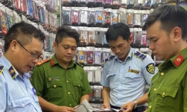 Lực lượng chức năng TPHCM kiểm tra hàng hóa nghi giả, nhái, không có hóa đơn chứng từ
