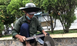 Những xóm nghề tha hương - Kỳ 4: 'Biệt đội' mài dao dạo… 