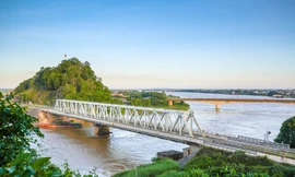 Cầu Hàm Rồng là cây cầu đầu tiên được bắc ngang qua dòng sông Mã ở Thanh Hóa, cách trung tâm thành phố Thanh Hóa gần 5km về phía Bắc