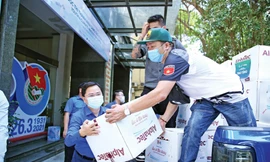 Anh Nguyễn Anh Tuấn, Ủy viên T.Ư Đảng, Bí thư thứ nhất T.Ư Đoàn chuẩn bị quà tặng cho chương trình “San sẻ yêu thương – Chung tay vượt qua đại dịch” ẢNH: LÂM ĐĂNG HẢI 