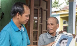 Ông Đỗ Hùng, người cháu ruột đang thờ võ sĩ Đỗ Hy Sinh (cùng tác giả bài viết - trái) ảnh: Văn Chương