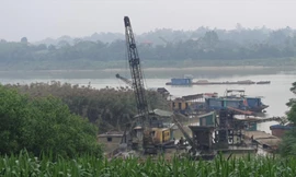 Nhiều tàu khai thác ngay sát vị trí đê đang sạt lở tại xã An Đạo (Phù Ninh) 