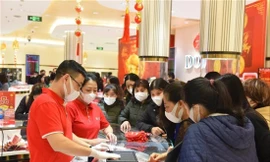 Người dân xếp hàng mua vàng ngày Vía Thần tài năm 2022 Ảnh DJ