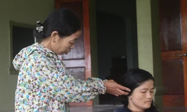 Bà Hoa cùng người con gái đầu bị câm điếc bẩm sinh của chồng 