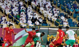 Hàng thủ Việt Nam phải chống đỡ rất vất vả trước sức ép của đối thủ Ảnh: GETTY IMAGES