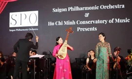 Nghệ sĩ Nghiêm Thu biểu diễn tỳ bà với dàn nhạc giao hưởng Ảnh: Tư liệu nghệ sĩ