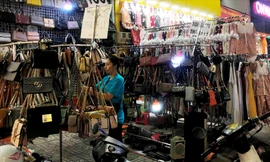 Túi xách nhái thương hiệu nổi tiếng với giá chỉ 100.000 đồng/món được bán ở phố thời trang Nguyễn Trãi (TPHCM)ảnh: U.P 