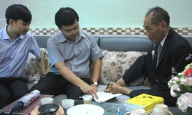 Thầy Nguyễn Ngọc Ký ký tặng sách cho Đoàn công tác của Ban Bí thư Trung ương Đoàn năm 2016 ảnh: Ngô tùng