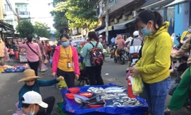 Những lao động 'tăng ca' ngoài nhà máy 