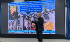 Chủ nhân Nobel Hóa học 2022 nói về hướng chọn ngành nghề của giới trẻ Việt 