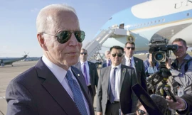 Tổng thống Mỹ Joe Biden phát biểu với báo chí trước khi rời khỏi Anh để sang Brussels Ảnh: AP 