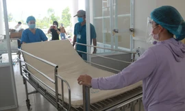 Lắp đặt thiết bị, mở rộng quy mô bệnh viện dã chiến tại khu ký túc xá phía Tây TP Đà Nẵng. Ảnh: Nguyễn Thành