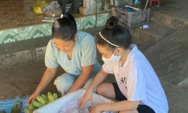 Hai chị em chị Ngọc Trâm đóng hàng thực phẩm để gửi cho người dân Đà Nẵng. Cá thịt lấy trong ngày, được ướp đá để giữ độ tươi ngon