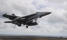 Một chiếc F/A-18E Super Hornet cất cánh từ tàu sây bay USS Theodore Roosevelt ngày 5/4Ảnh: US Navy