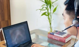 Bác sỹ Nguyễn Toàn Thắng đang khám online miễn phí cho bệnh nhân Ảnh: Kim Sơn 