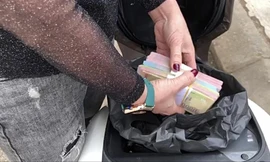 Chị Y chuẩn bị tiền để đổi cho khách