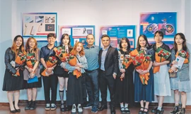 NTK Nguyễn Tri Phương Đông (giữa) cùng nhóm sinh viên ĐH Duy Tân trong ngày triển lãm các logo giật giải quốc tế Ảnh: NVCC