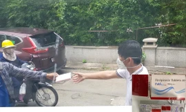 Một người tự nhận mình là nhân viên y tế giao thuốc Favipiravir và Molnupiravir cho phóng viên ảnh: PV