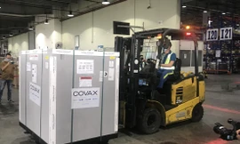 Những lô vắc-xin đầu tiên do COVAX viện trợ về tới Việt Nam sáng 1/4