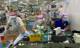 Doanh nghiệp 'sáng đèn' xuyên Tết 