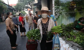 Người dân Hà Nội mua sắm thực phẩm trong thời gian giãn cách xã hội ảnh: Mạnh Thắng