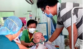 Biệt đội F0 hỗ trợ nhân viên y tế cấp cứu bệnh nhân tại Bệnh viện Hóc Môn