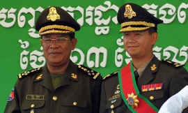 Thủ tướng Campuchia Hun Sen và con trai Hun Manet tại một căn cứ quân sự ở Phnom Penh năm 2009Nguồn: SCMP