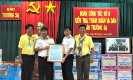 Viết và hát giữa trùng khơi 