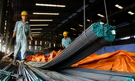 Doanh nghiệp Việt Nam vẫn nhập nhiều nguyên, phụ liệu từ Trung Quốc để phục vụ sản xuất Ảnh: Như Ý 