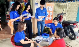 Các tình nguyện viên của Đoàn phường Hòa Xuân (Cẩm Lệ, Đà Nẵng) hỗ trợ người dân ở khu dân cư vào buổi tối Ảnh: G.T 