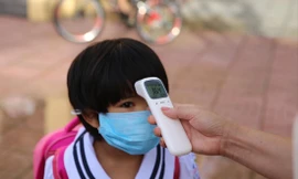 Đo thân nhiệt học sinh ngày đầu tựu trường 